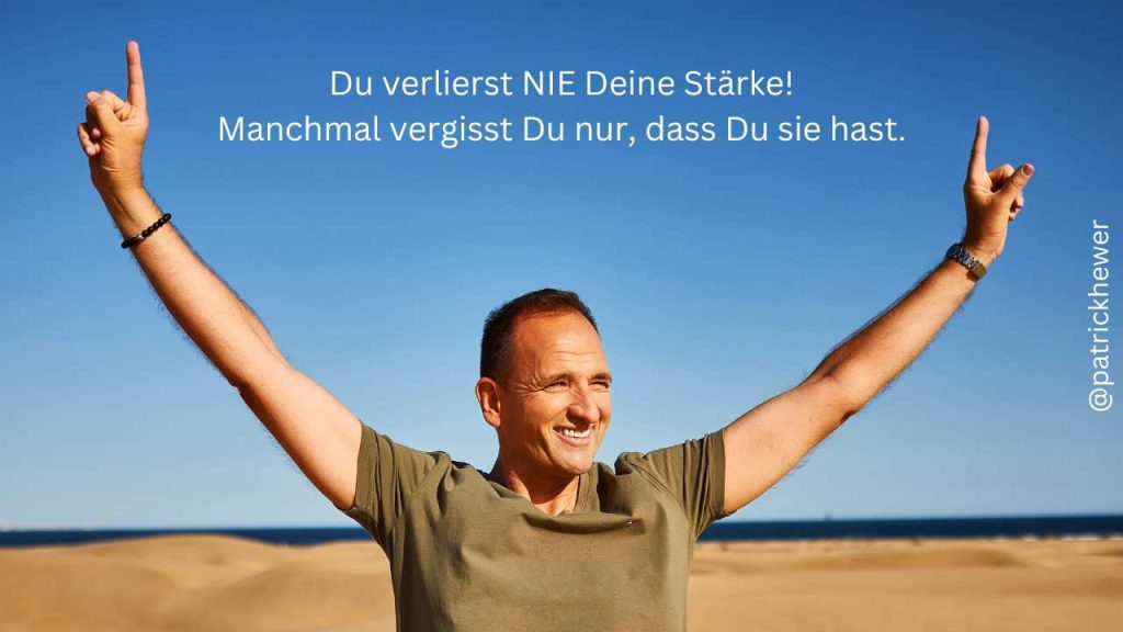 Patrick Hewer mit beiden Armen erhoben – Symbol für Stärke