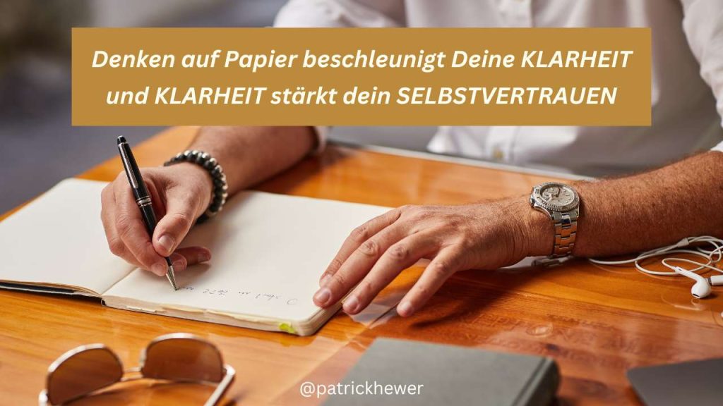 Patrick Hewer schreibt auf Papier – Symbol für die Klarheit durch Denken auf Papier
